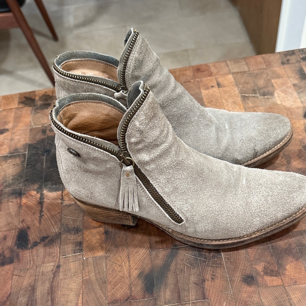 Attilio Giusti Leombruni taupe Suede Ankle Boots